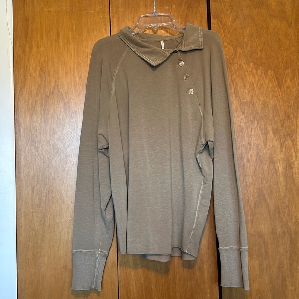 Great condition Free People long sleeved shirt. All buttons functional & good.